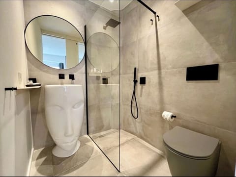 D1 | Bathroom | Shower, rainfall showerhead, free toiletries, hair dryer