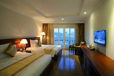 Superior Twin Room, Sea View | Minibar, in-room safe, desk, laptop workspace