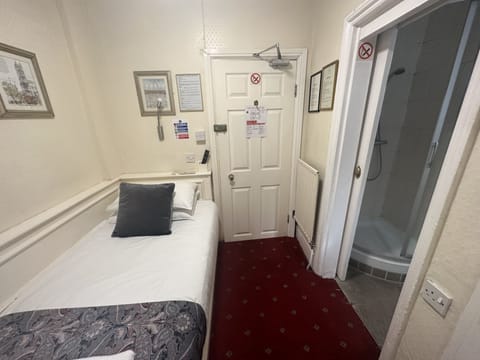 Single Room | Iron/ironing board, free WiFi, bed sheets