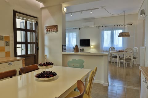 Villa, 4 Bedrooms, Balcony, Garden View | Dining