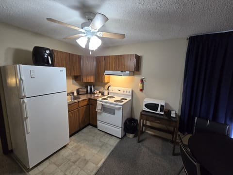 Superior Room | Private kitchen | Microwave, coffee/tea maker