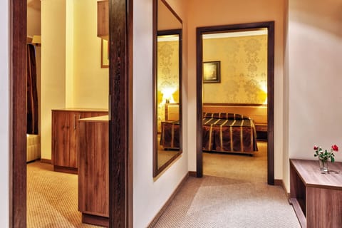 Two-bedroom suite suite (4 adults) | Minibar, in-room safe, desk