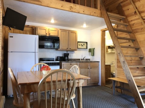 Family Cabin, 2 Bedrooms, Kitchen, Mountain View | Private kitchen | Fridge, microwave, coffee/tea maker