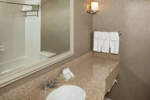 Combined shower/tub, designer toiletries, hair dryer, towels