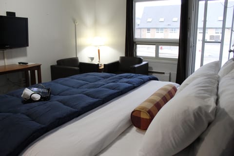 Deluxe Room, 1 King Bed | Hypo-allergenic bedding, desk, free WiFi, bed sheets