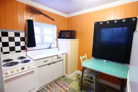 Cottage Ten | Private kitchen | Full-size fridge, microwave, oven, stovetop