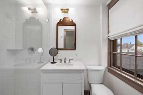 Deluxe Suite | Bathroom | Hair dryer, bathrobes, towels