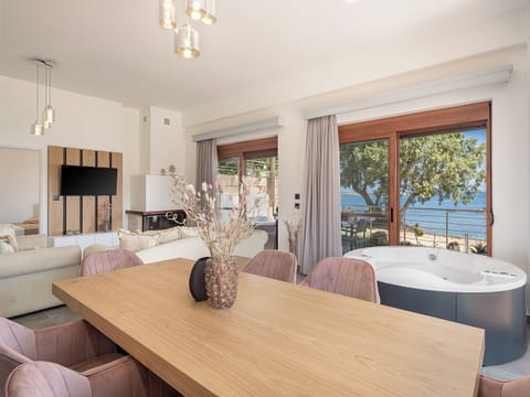 Deluxe Apartment | Jetted tub