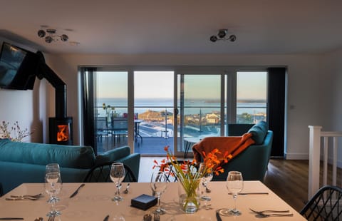 Cottage | Dining