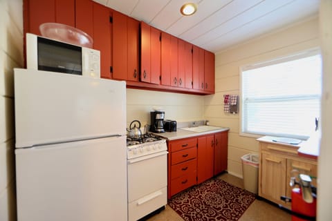 Cabin | Private kitchen | Fridge, microwave, oven, stovetop