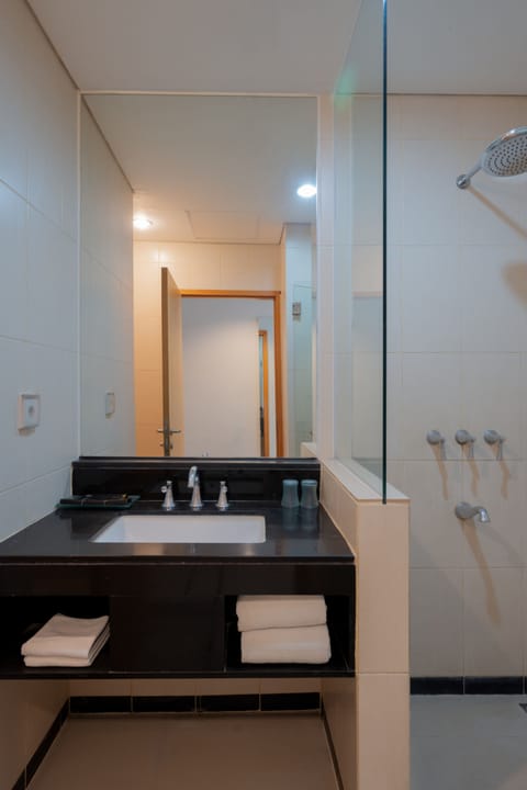 Junior Double Room | Bathroom | Hair dryer, bidet, towels