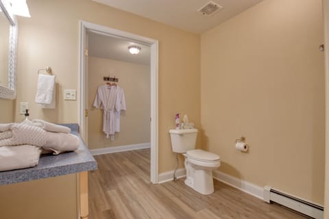 Kokopelli Room | Bathroom | Separate tub and shower, jetted tub, eco-friendly toiletries, hair dryer