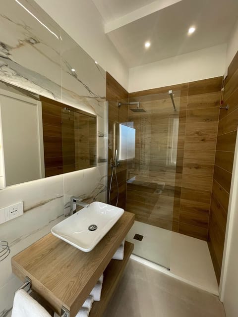 Exclusive Room | Bathroom | Rainfall showerhead, free toiletries, hair dryer, slippers