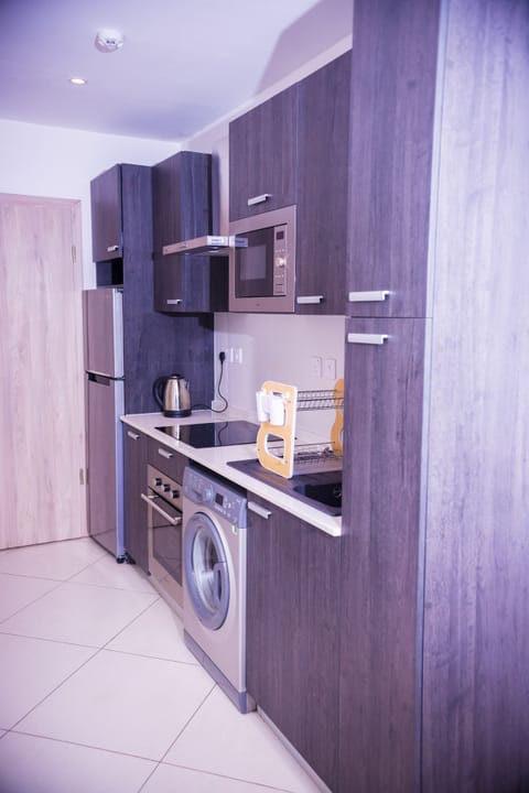 Luxury Studio | Private kitchen | Full-size fridge, microwave, oven, stovetop