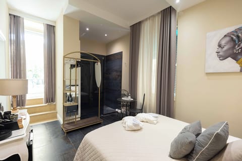 Deluxe Double Room | Minibar, in-room safe, desk, blackout drapes