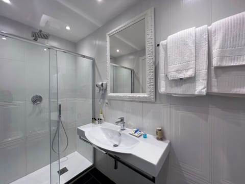 Deluxe Double Room | Bathroom | Shower, free toiletries, hair dryer, bathrobes