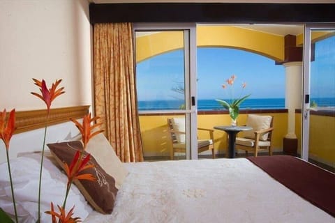 Standard Room, 1 King Bed, Oceanfront | Desk, blackout drapes, free cribs/infant beds, free WiFi