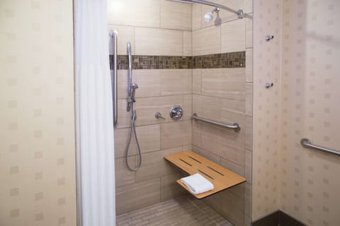 Combined shower/tub, free toiletries, hair dryer, towels