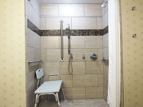 Combined shower/tub, free toiletries, hair dryer, towels