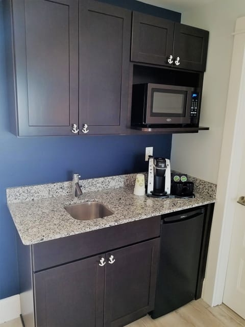 Signature Suite, 2 Queen Beds, Refrigerator & Microwave, Marina View | Private kitchenette | Fridge, coffee/tea maker