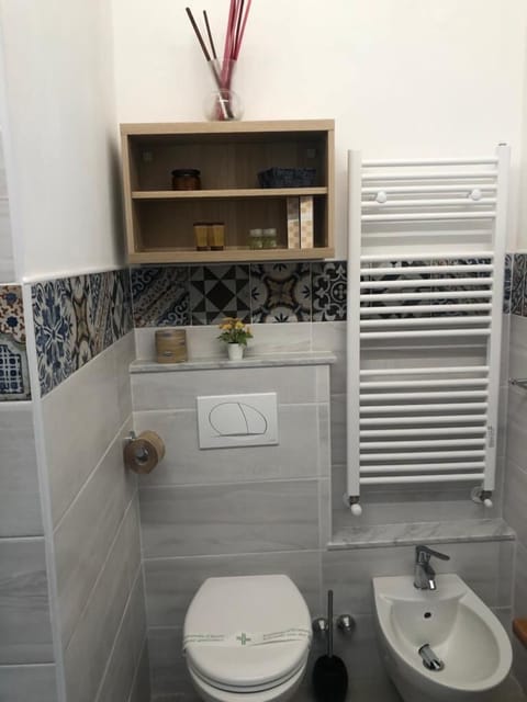 Shower, rainfall showerhead, free toiletries, hair dryer