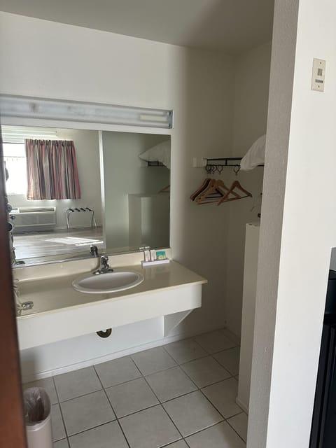 Standard One Queen | Bathroom | Combined shower/tub, free toiletries, hair dryer, towels