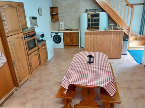 Basic Triple Room, 1 Bedroom | Shared kitchen | Mini-fridge, microwave, oven, coffee/tea maker