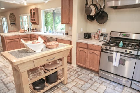 Daily cooked-to-order breakfast (USD 45 per person)