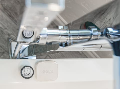 Deluxe Room, Mountain View – The Viognier | Deep soaking bathtub