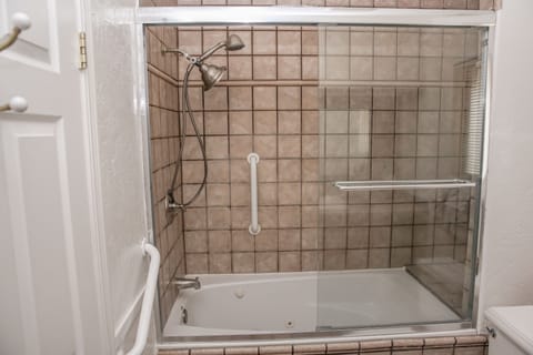 The Syrah Suite | Jetted tub