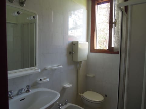 Apartment, 2 Bedrooms, Balcony, Garden View | Bathroom