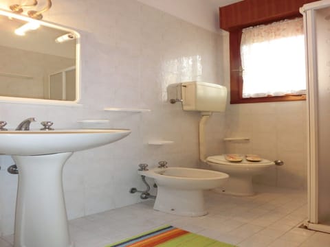 Apartment, 2 Bedrooms, Patio, Garden View | Bathroom amenities