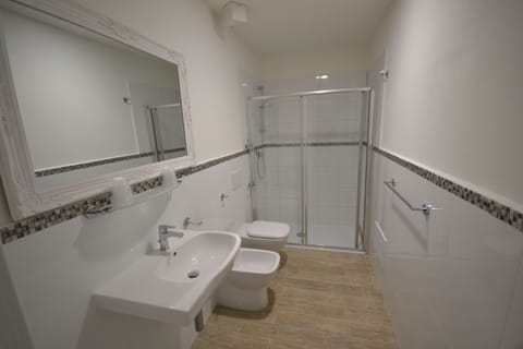 Family Room | Bathroom | Shower, free toiletries, hair dryer, bidet