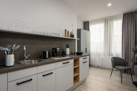 Deluxe Studio | Private kitchen | Fridge, stovetop, espresso maker, electric kettle