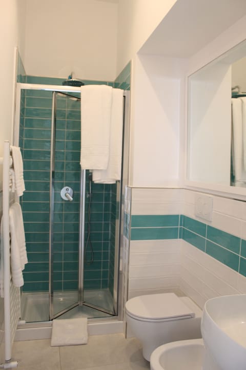 Classic Room | Bathroom | Shower, free toiletries, hair dryer, bidet