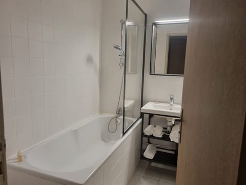 Bathtub, hair dryer, towels