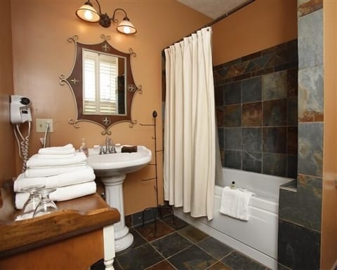 Room, 1 Queen Bed, Fireplace | Bathroom | Jetted tub, free toiletries, hair dryer, towels