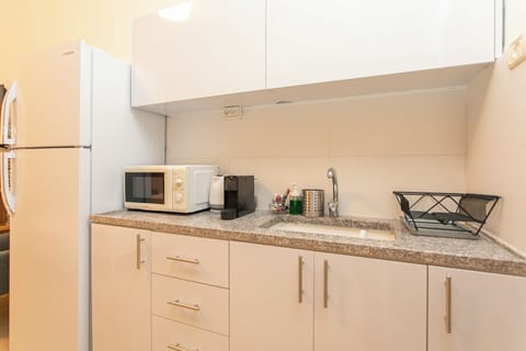 Studio | Private kitchen | Fridge, microwave, stovetop, coffee/tea maker