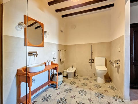 Deluxe Double Room | Bathroom | Hair dryer, bidet, heated floors, towels