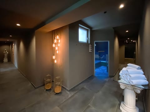 Sauna, steam room, hot stone massages, Thai massages, 1 treatment room