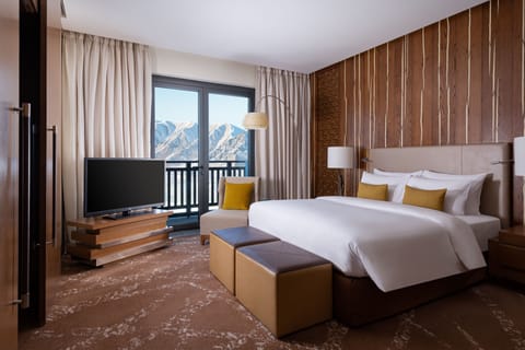 Junior Suite, 1 King Bed, Non Smoking, Mountain View (Balcony) | Hypo-allergenic bedding, minibar, in-room safe, desk