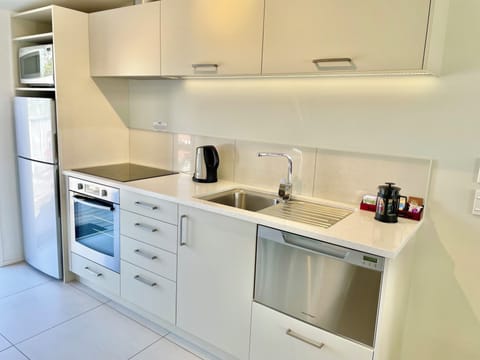 Premium Studio, Non Smoking, Kitchen | Iron/ironing board, free WiFi, bed sheets