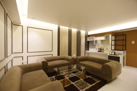 SAPPHIRE SUITE | Living area | 42-inch flat-screen TV with cable channels, TV