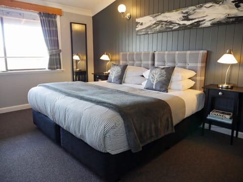 Superior Double Room, 1 King Bed, Lake View | Blackout drapes, iron/ironing board, free WiFi, bed sheets