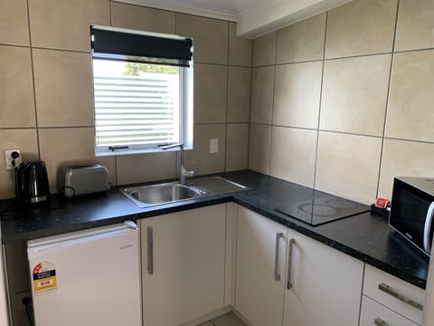 Standard Studio, Non Smoking, Kitchenette (Twin Studios) | Private kitchen | Microwave, stovetop, coffee/tea maker, cookware/dishes/utensils