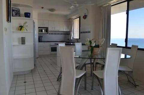 Apartment, 2 Bedrooms, Ocean View (Upper Level, 1 Queen & 2 Singles) | In-room dining