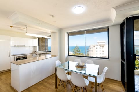 Apartment, 3 Bedrooms, Ocean View (1 Queen & 4 Singles) | In-room dining