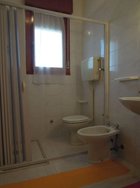 Apartment, 2 Bedrooms, Patio, Garden View | Bathroom amenities