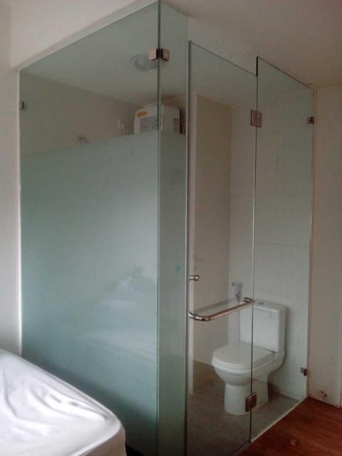 Basic Double Room | Bathroom | Shower, rainfall showerhead, towels