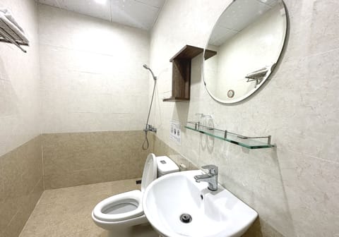 Superior Double Room | Bathroom | Shower, free toiletries, hair dryer, towels